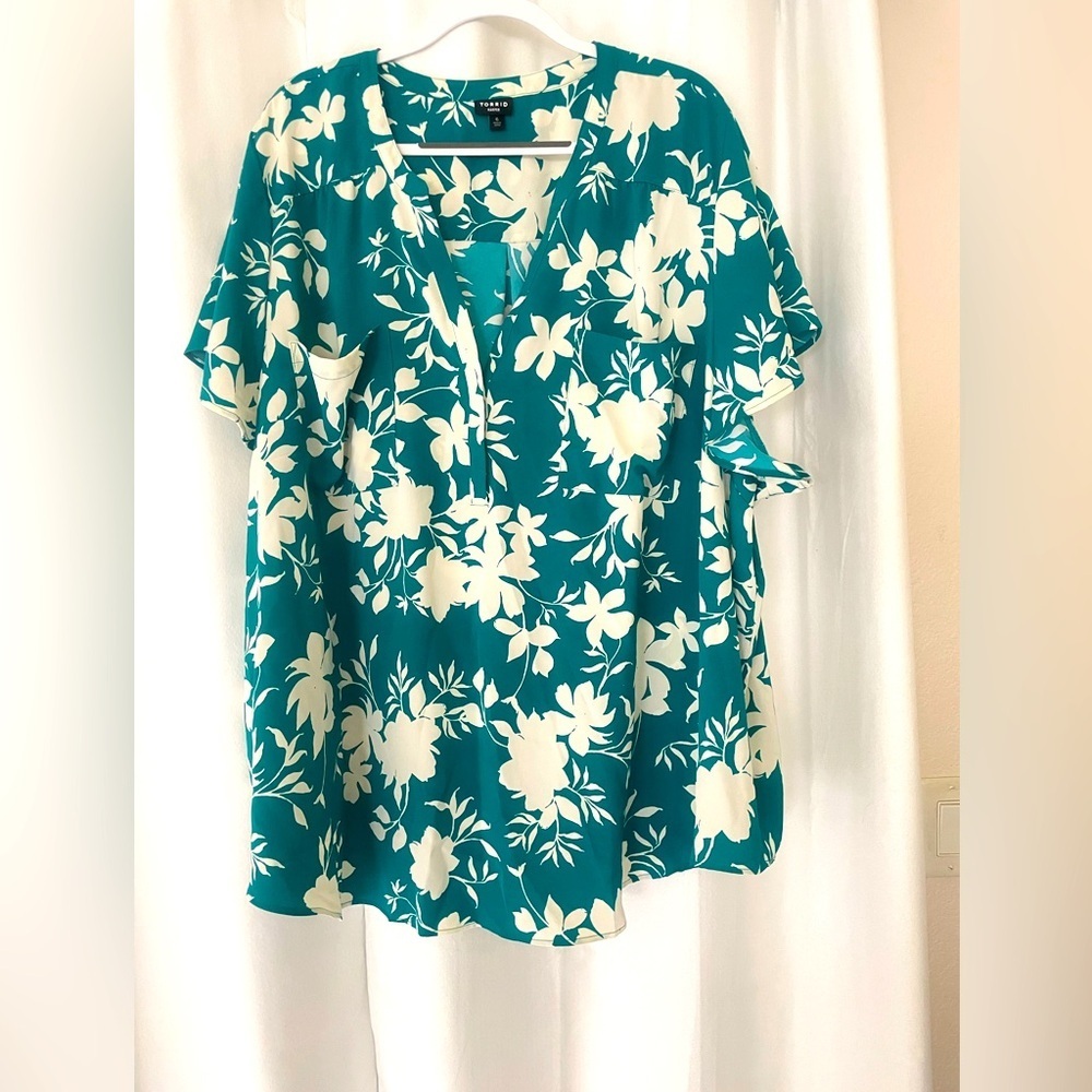 Torrid plus size Floral Teal and White/off white Women's Top Torrid size 6(6x)